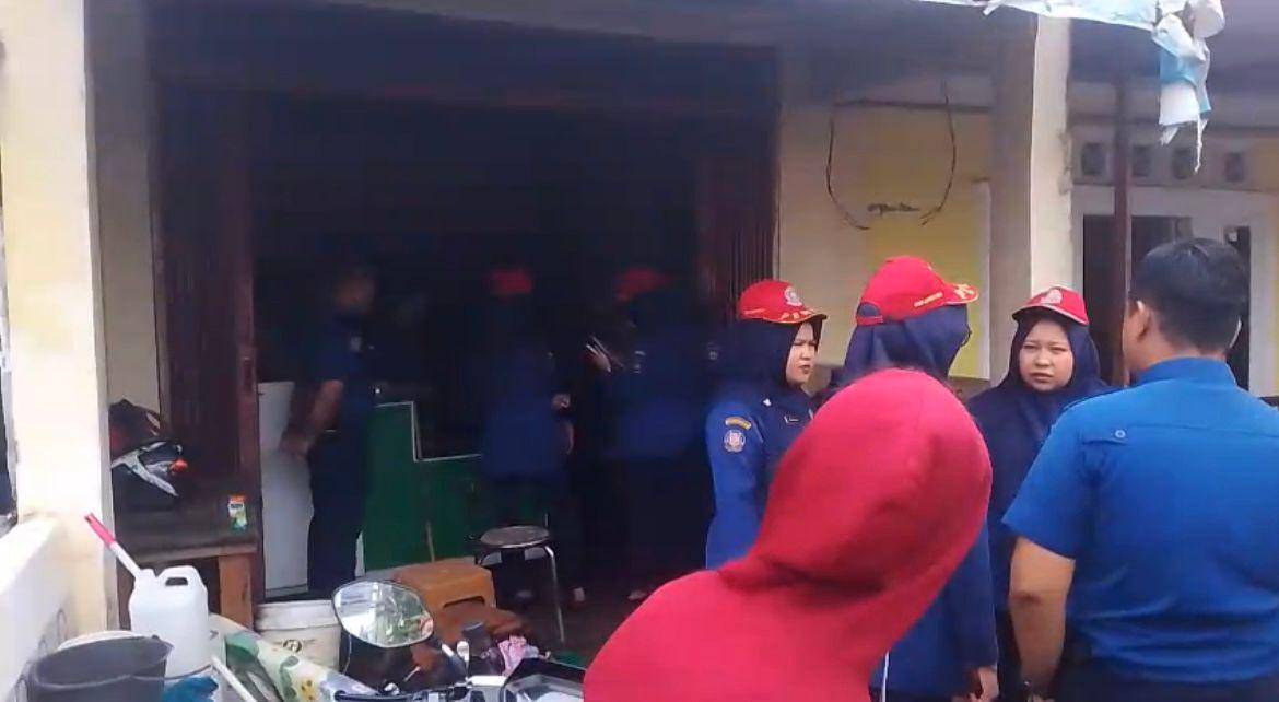 Tim Damkar Padang melakukan pendataan usai pemadaman api (Foto: Damkar Padang)